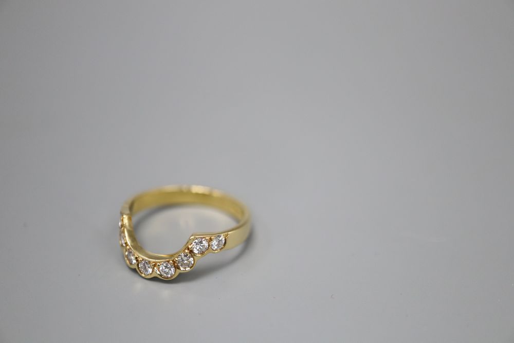 An 18ct gold and diamond dress ring, size K